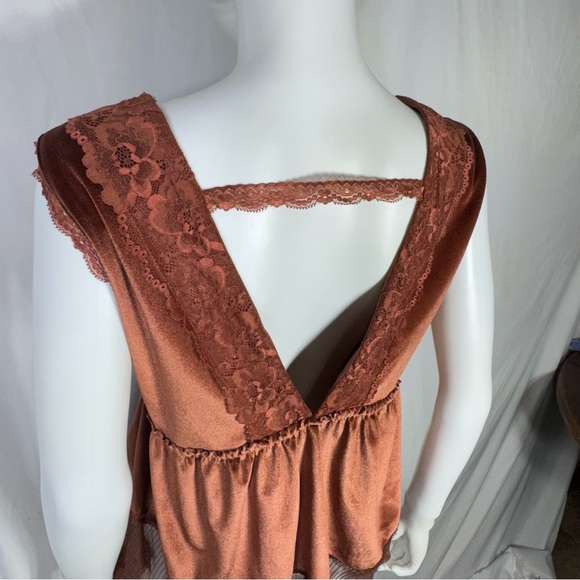 Women’s Velour &  Lace Sleeveless Plunging  V-Neck Open Back Top - Picture 4 of 6